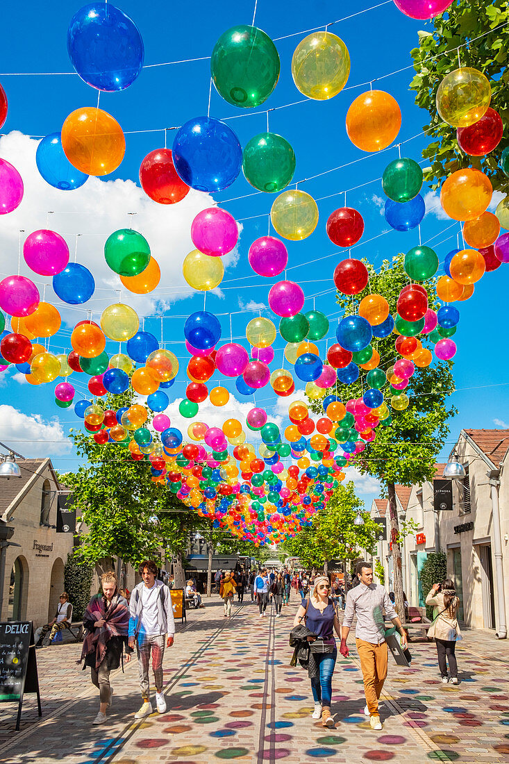 Frankreich, Paris, Bercy Village, Patricia Cunhas bunten Ballons schweben vom 8. Juni bis 31. August 2019 über dem Cour St. Emilion in Paris