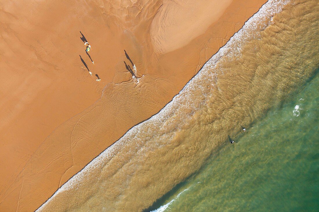 Frankreich, Vendee, La Tranche Sur Mer, der Strand im Sommer (Luftbild)