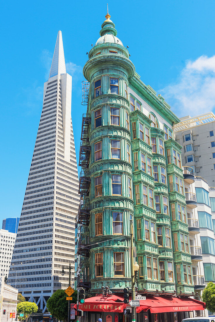 Blick auf Columbus Tower und TransAmerica Building, San Francisco, California, Vereinigte Staaten von Amerika, Nordamerika