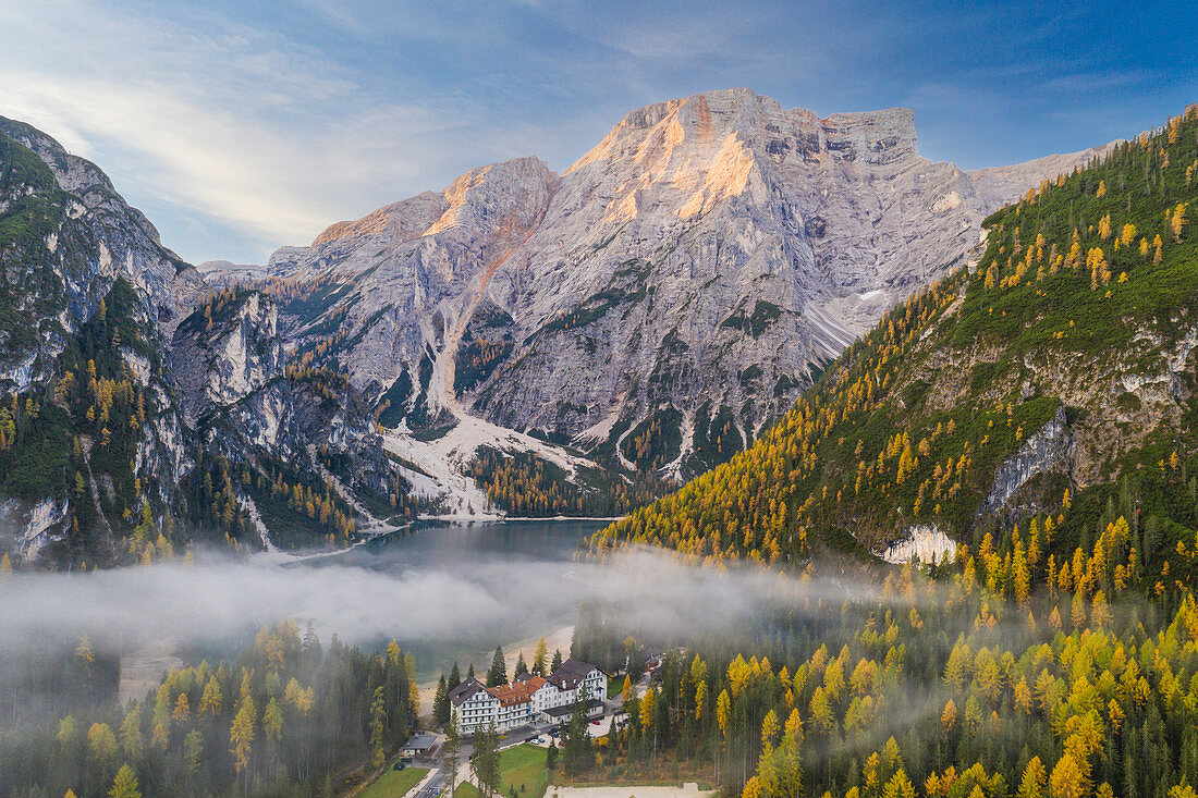 Pragser Wildsee in den italienischen Dolomiten, Trient-Südtirol, Italien, Europa