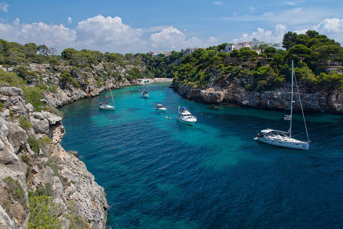 Yachten vertäut in der Bucht von Cala Pi, gesehen vom schmalen Klippen-Küstenpfad, Südküste von Mallorca, Balearen, Spanien, Mittelmeer, Europa