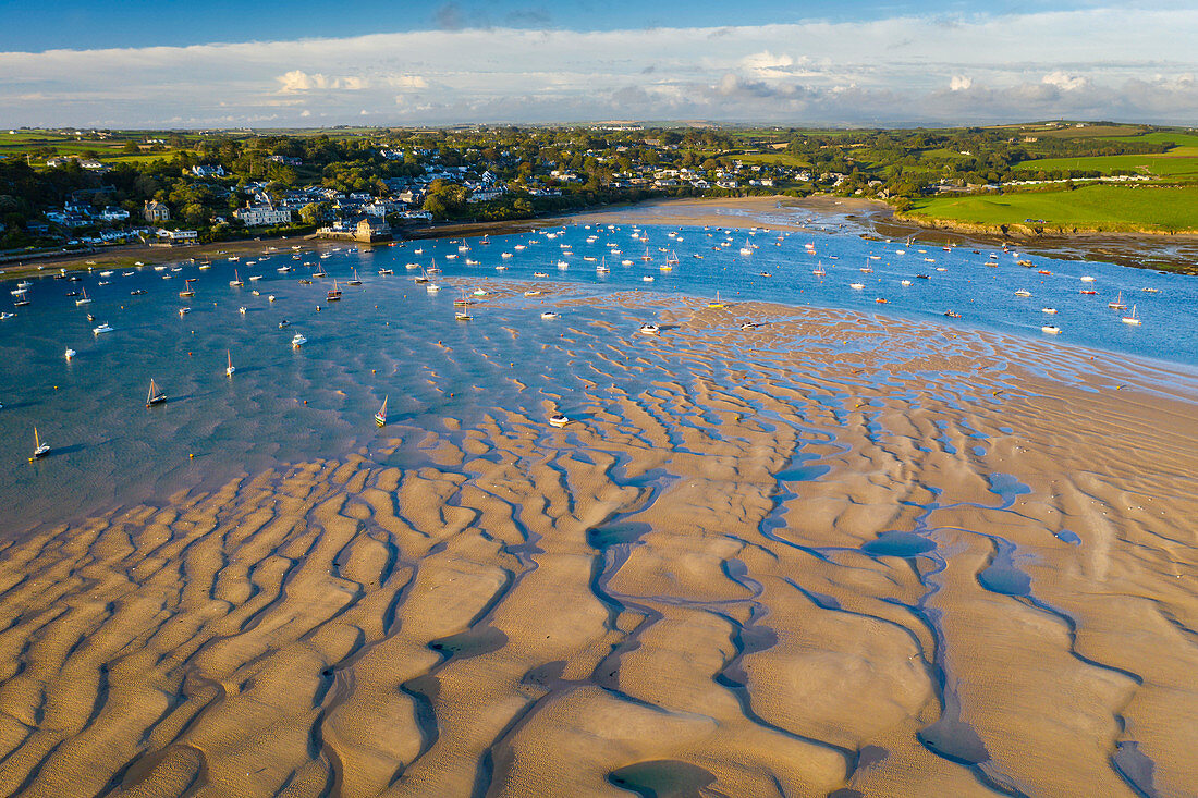 Luftaufnahme der Kamelmündung bei Ebbe und des Dorfes Rock, Cornwall, England, Vereinigtes Königreich, Europa