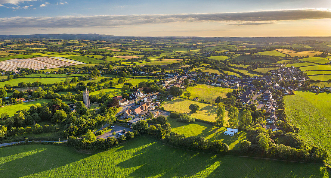 Luftaufnahme des ländlichen Dorfes von Morchard Bishop im Sommer, Devon, England, Vereinigtes Königreich, Europa