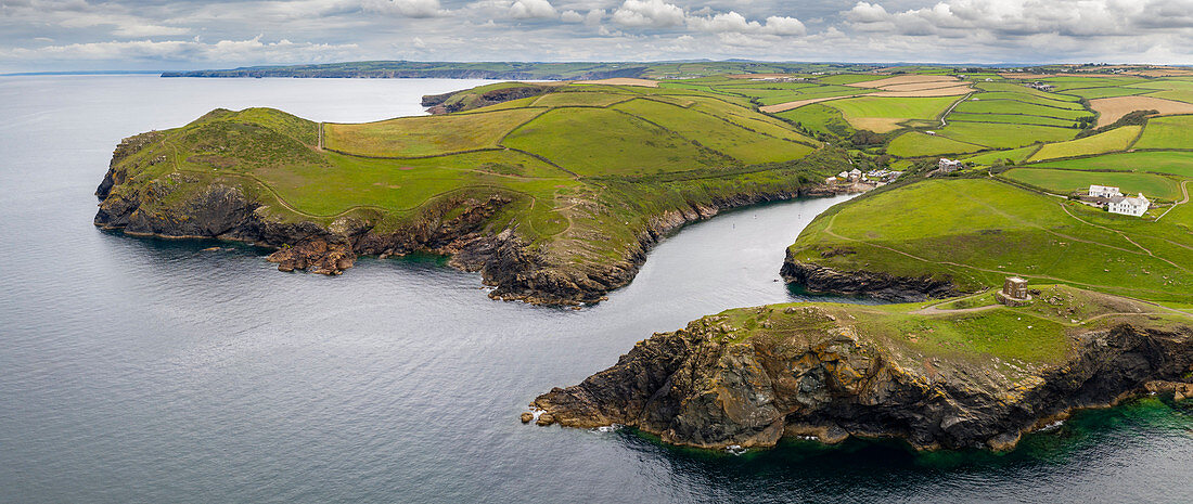 Luftbild von Port Quin an der Nordküste von Cornwall, Cornwall, England, Vereinigtes Königreich, Europa