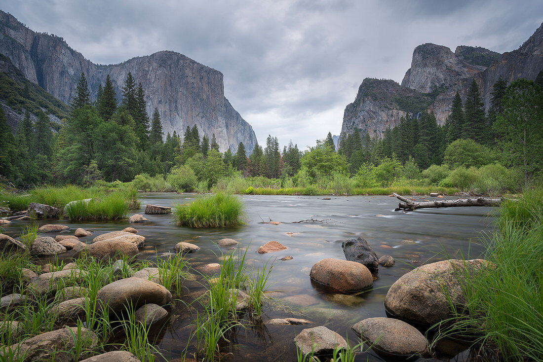 The Merced River at Valley View in spring, Yosemite National Park, UNESCO World Heritage Site, California, United States of America, North America