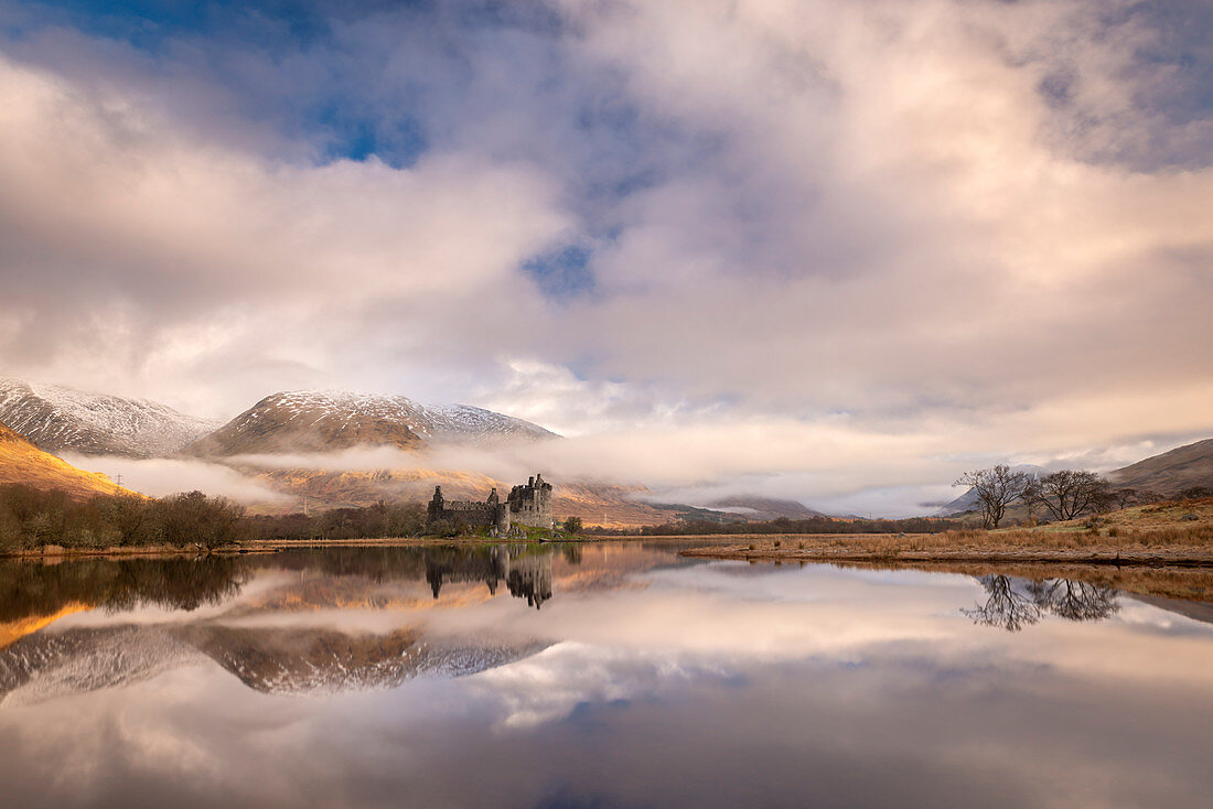 Kilchurn Castle spiegelte sich in Loch Awe im Morgengrauen im Winter, Hochland, Schottland, Vereinigtes Königreich, Europa wider