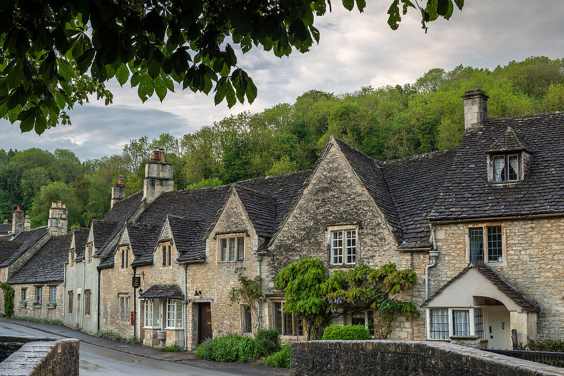 Ferienhäuser im malerischen Cotswolds-Dorf Castle Combe, Wiltshire, England, Großbritannien, Europa