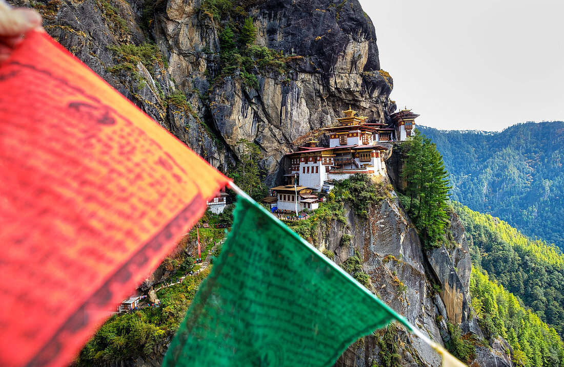 Tigernest-Kloster, eine heilige buddhistische Vajrayana-Himalaya-Stätte im oberen Paro-Tal, Bhutan, Asien