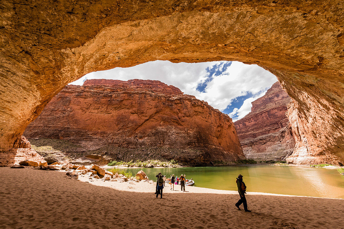 Die natürlich geformte Redwall Cavern, der Colorado River, der Grand Canyon National Park, das UNESCO-Weltkulturerbe, Arizona, Vereinigte Staaten von Amerika, Nordamerika