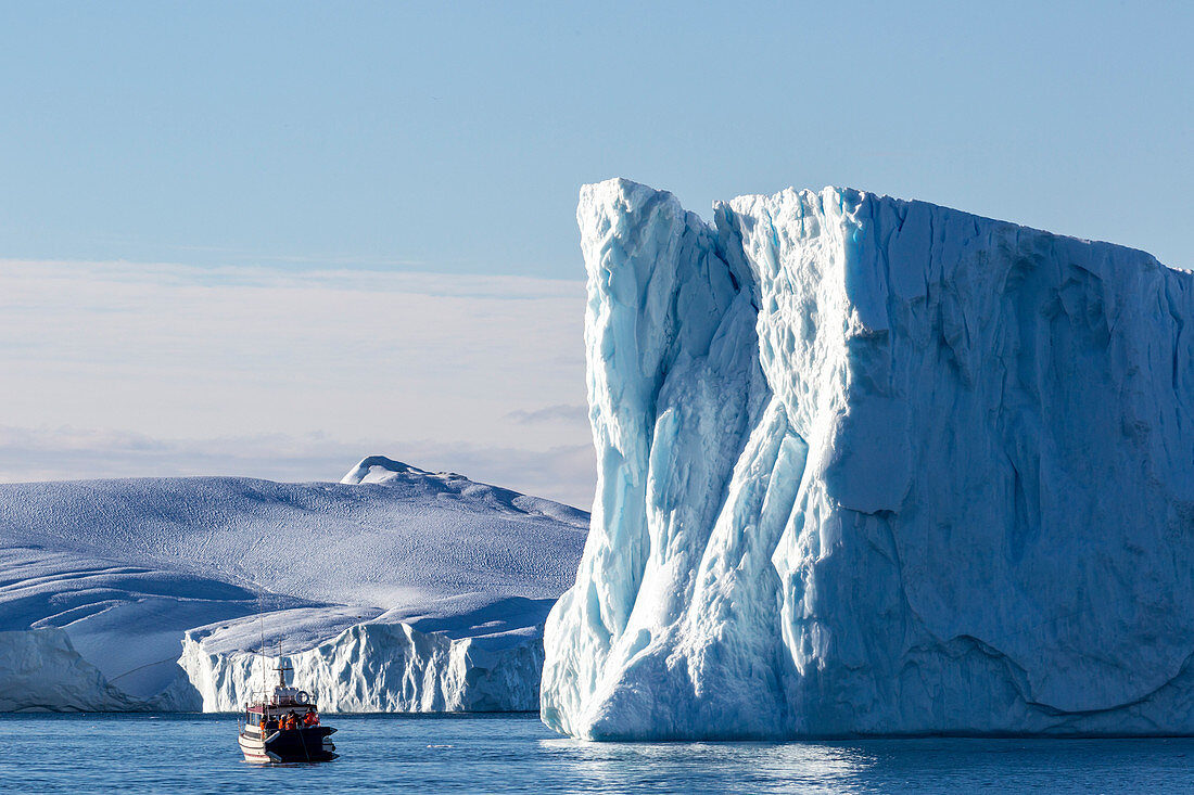 Touren zwischen Eisbergen, die vom Gletscher Jakobshavn Isbrae, UNESCO-Weltkulturerbe, Ilulissat, Grönland, Polarregionen gekalbt wurden