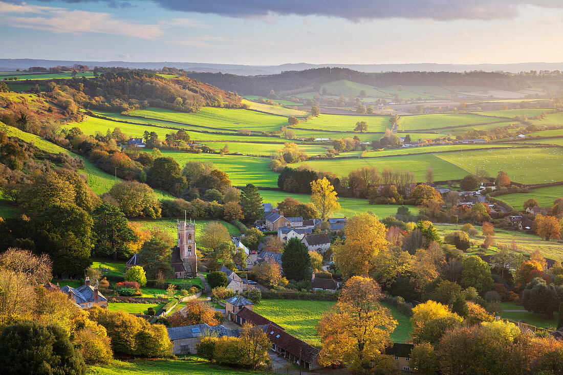 Blick im Herbst über das Dorf Corton Denham und die Landschaft bei Sonnenuntergang, Corton Denham, Somerset, England, Vereinigtes Königreich, Europa