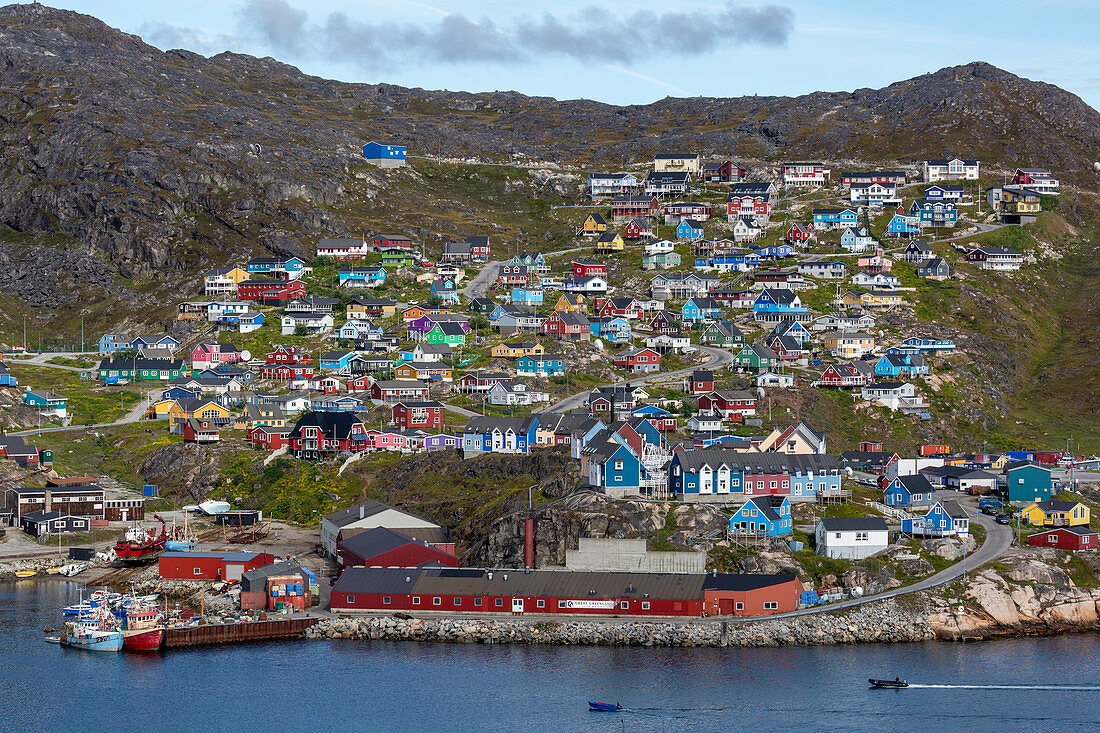 Der Hafen in dem kleinen grönländischen Dorf Qaqortoq, ehemals Julianehab, in Südgrönland, Polarregionen