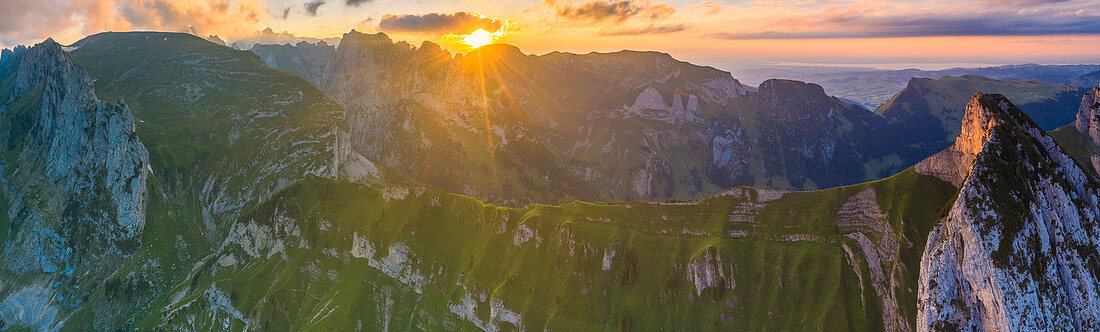 Luftaufnahme des Sonnenuntergangs über den Berggipfeln Santis und Saxer Lucke, Kanton Appenzell, Alpstein Range, Schweiz, Europa