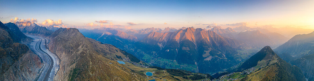 Panorama des Aletschgletschers, der Bettmeralp und der Riederalp bei Sonnenuntergang, Berner Alpen, Kanton Wallis, Schweiz, Europa