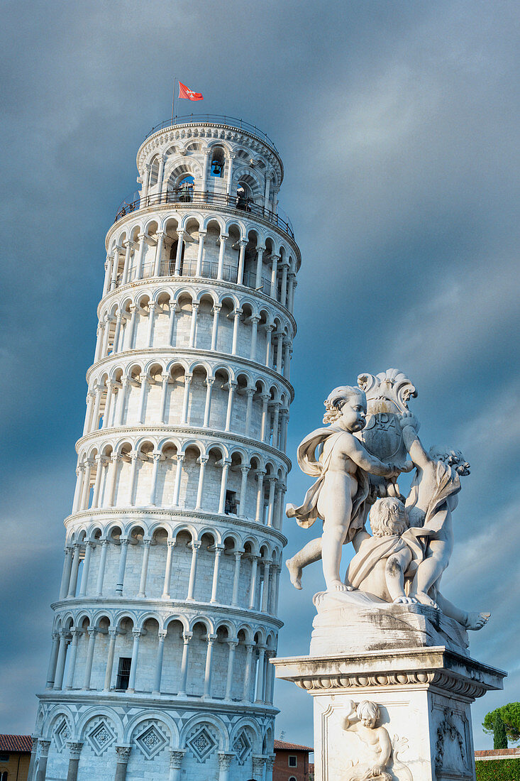 Hoher Abschnitt des schiefen Turms von Pisa und Marmorstatuen des Brunnens, UNESCO-Weltkulturerbe, Pisa, Toskana, Italien, Europa
