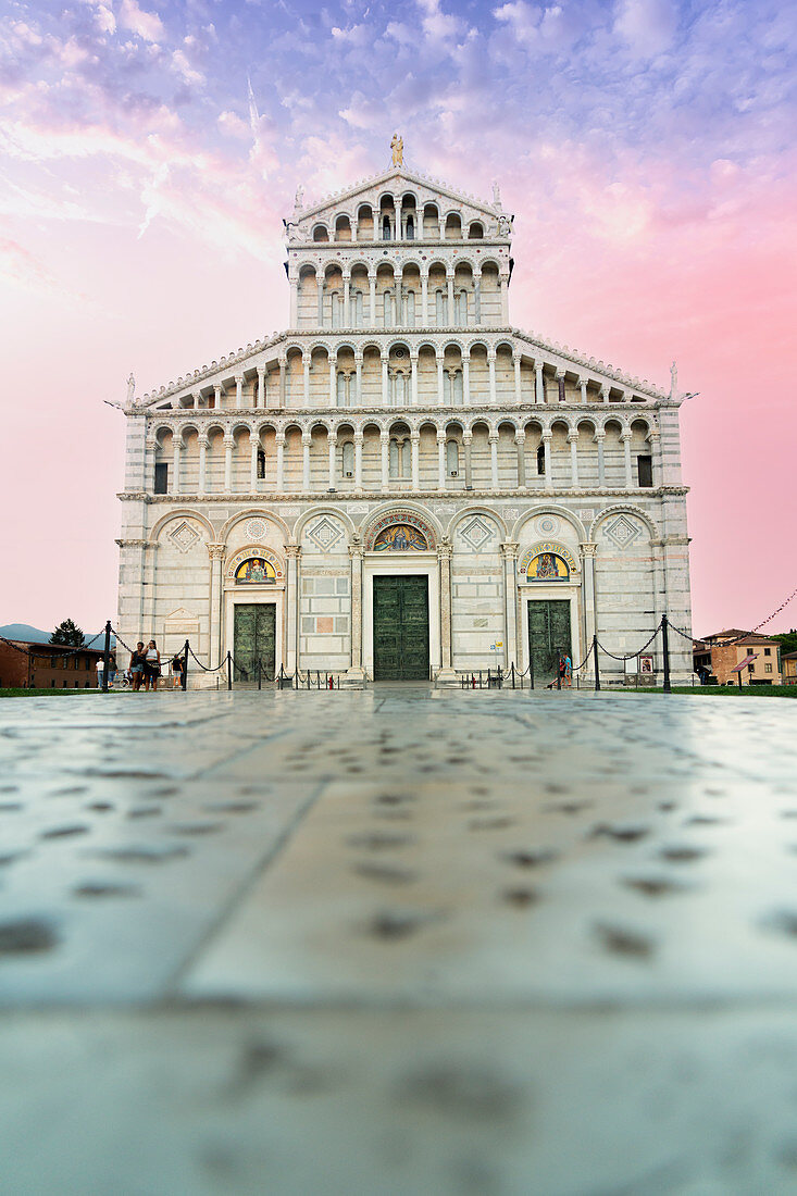 Romanische Fassade der Kathedrale von Pisa (Dom) unter romantischem Himmel bei Sonnenaufgang, Piazza dei Miracoli, UNESCO-Weltkulturerbe, Pisa, Toskana, Italien, Europa