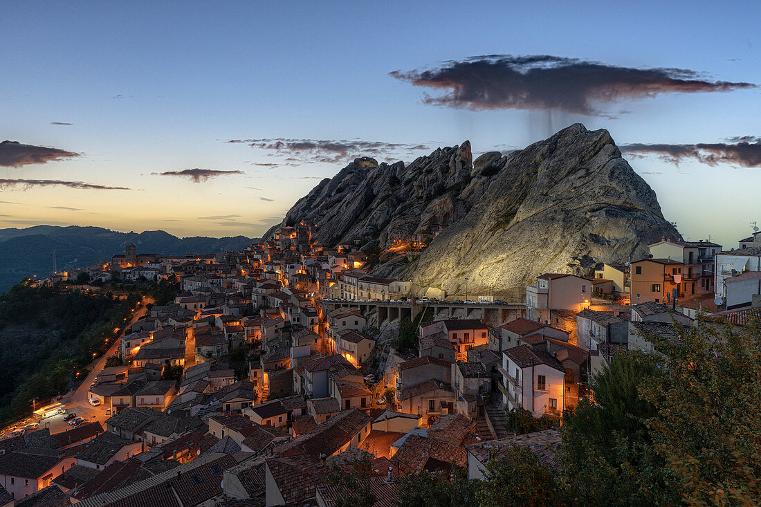 Altstadt von Pietrapertosa in der Abenddämmerung, Dolomiti Lucane, Provinz Potenza, Basilikata, Italien, Europa