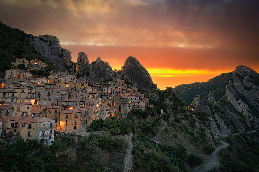 Brennender Himmel bei Sonnenaufgang über den alten Häusern von Castelmezzano und Dolomiti Lucane Bergen, Provinz Potenza, Basilikata, Italien, Europa