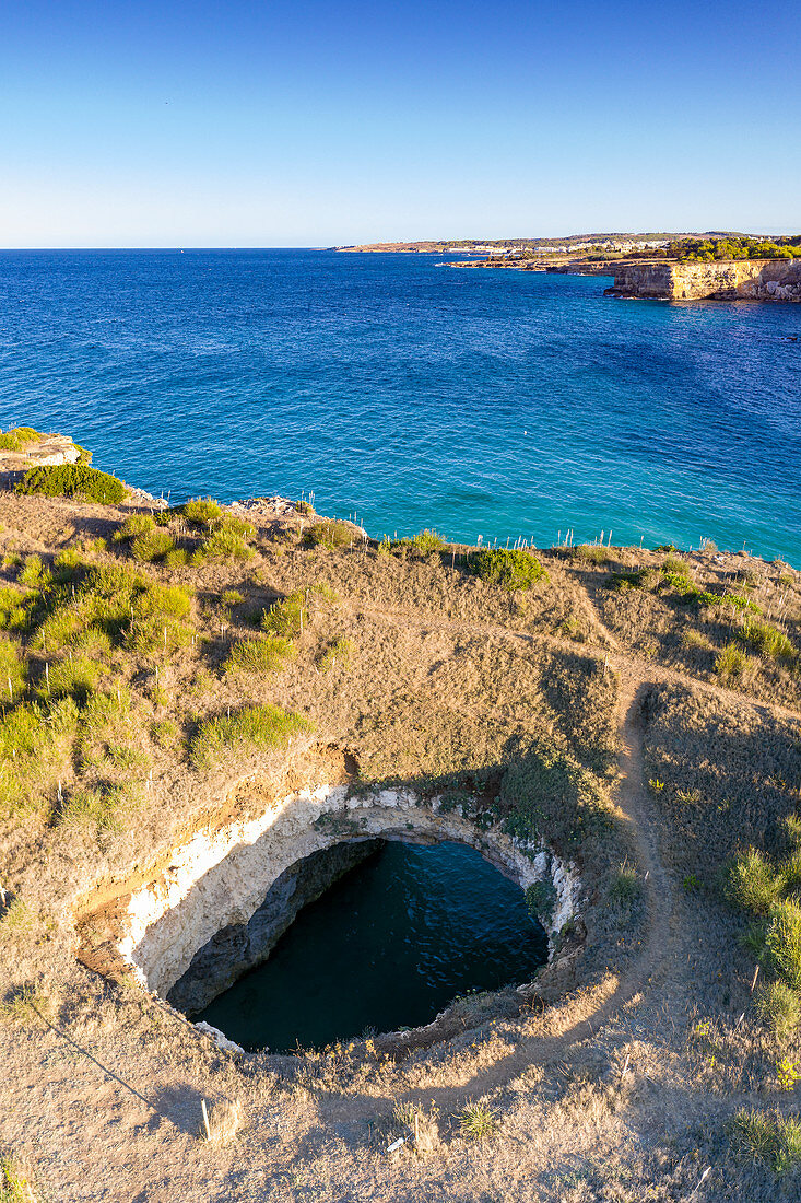 Natursteinbogen und offene Grotte, eingerahmt von türkisfarbenem Meer, Otranto, Provinz Lecce, Salento, Apulien, Italien, Europa