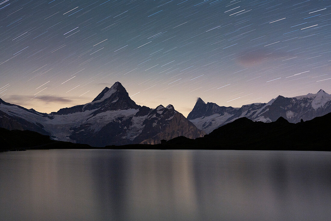 Sternspur am Nachthimmel über Bachalpsee, Grindelwald, Berner Oberland, Kanton Bern, Schweiz, Europa
