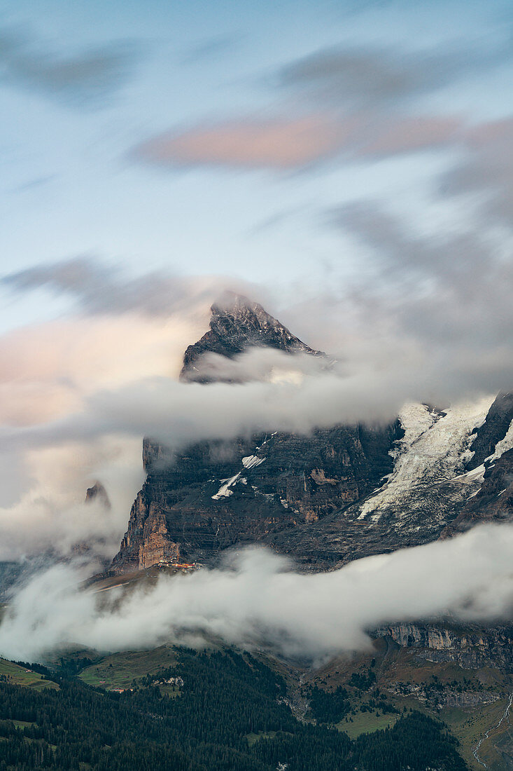 Wolken über Eigerberg und grünem Alpental, Mürren, Lauterbrunnen, Berner Oberland, Kanton Bern, Schweiz, Europa