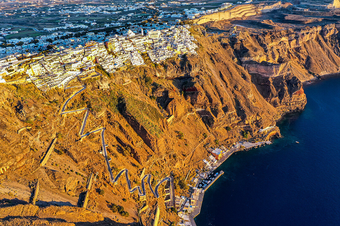 Luftaufnahme von Fira bei Sonnenuntergang, Santorini, Kykladen, griechische Inseln, Griechenland, Europa