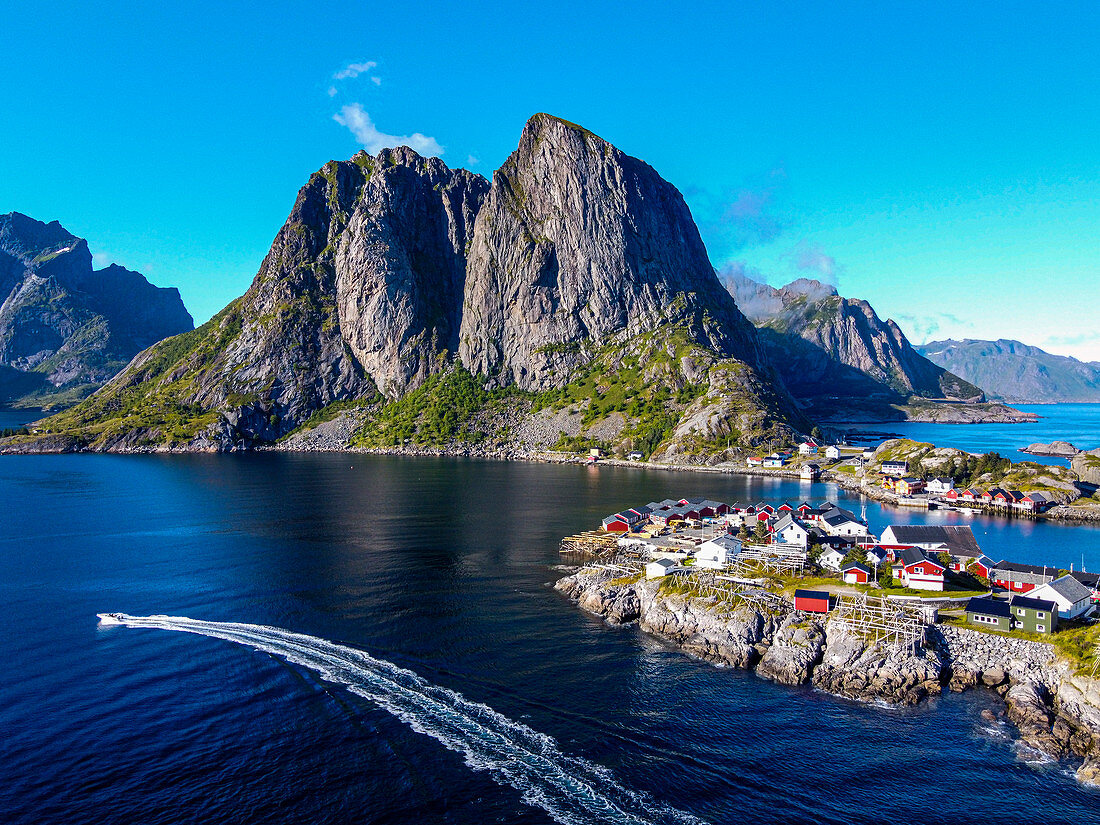 Luftaufnahme von Reine und Reinefjord, Lofoten, Nordland, Norwegen, Skandinavien, Europa