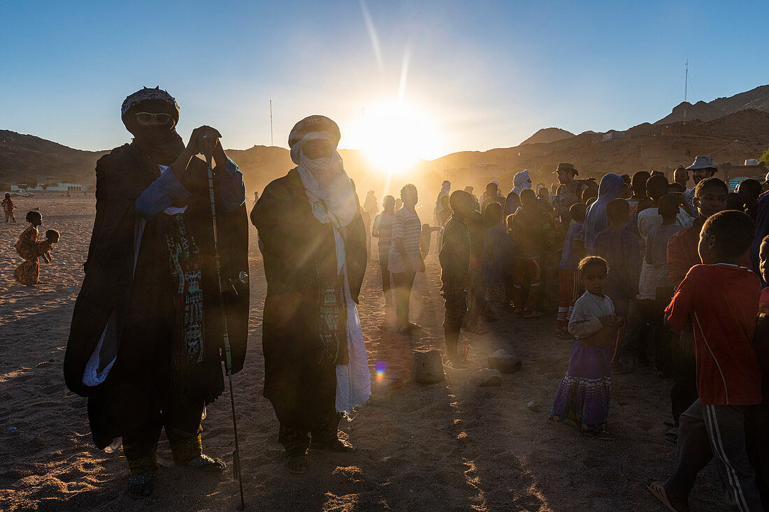 Hintergrundbeleuchtung einer Menge von Kindern und Tuareg-Männern, Oase von Timia, Luftberge, Niger, Afrika