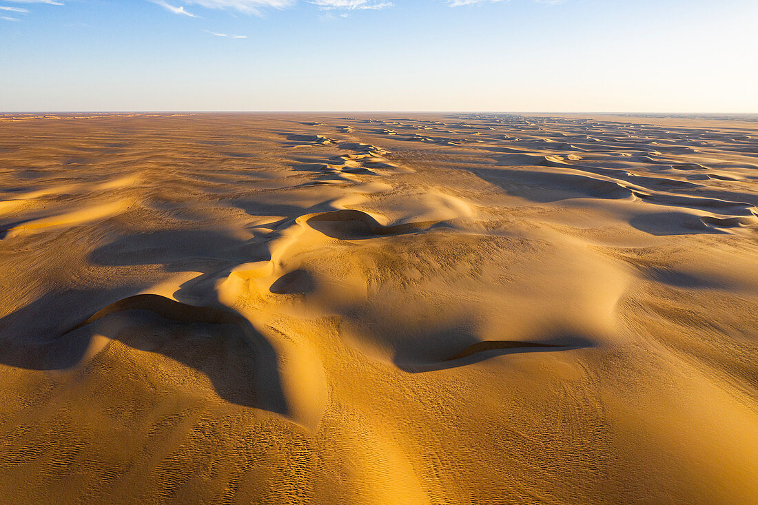 Luftaufnahme der Sanddünen in der Tenere-Wüste, Sahara, Niger, Afrika