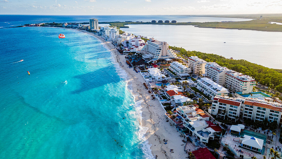 Luftaufnahme der Hotelzone mit dem türkisfarbenen Wasser von Cancun, Quintana Roo, Mexiko, Nordamerika