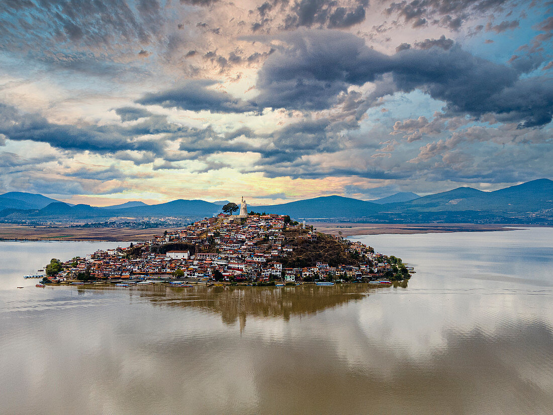 Luftaufnahme der Insel Janitzio am Patzcuaro-See, Michoacan, Mexiko, Nordamerika