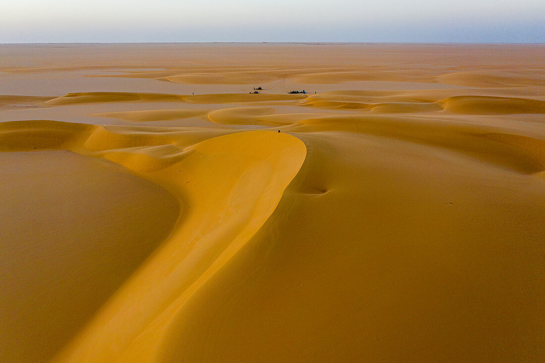 Luftaufnahme von Sanddünen bei Sonnenuntergang, Dirkou, Djado-Hochebene, Niger, Westafrika, Afrika