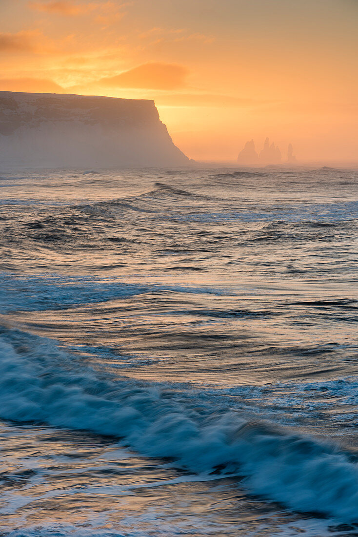 Blick in Richtung Reynisfjara Strand, bei Sonnenaufgang, Island, Polarregionen