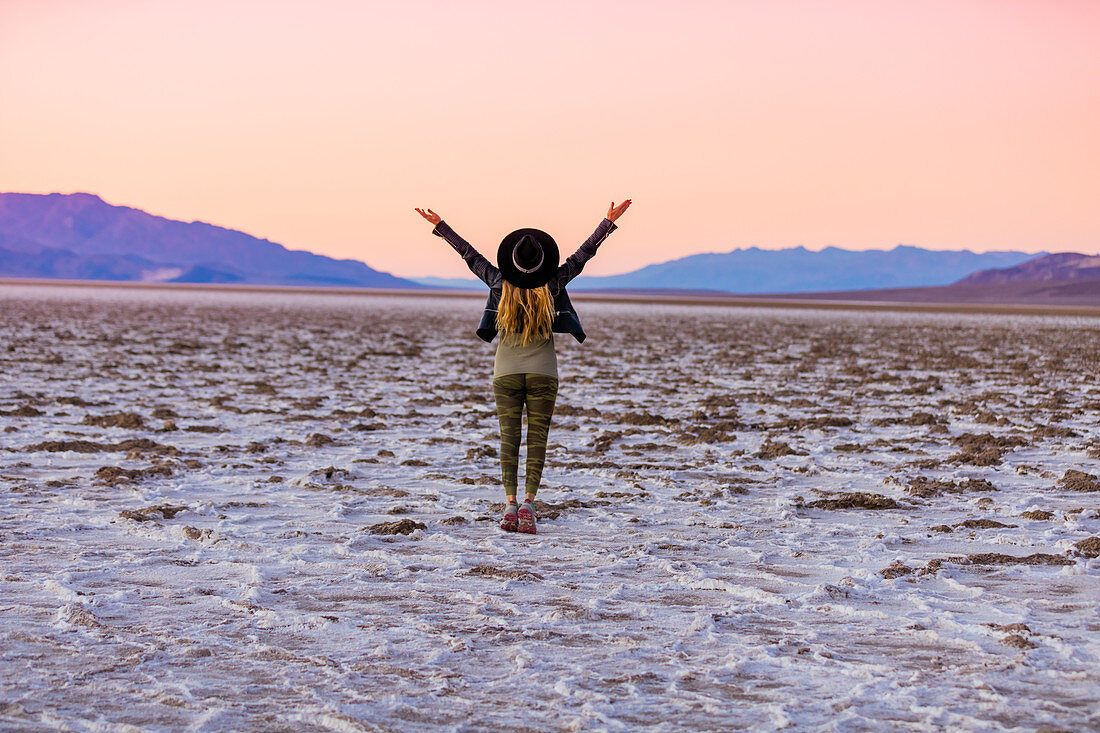 Modell, das für die Kamera bei Sonnenuntergang über den Salinen der Mesquite Dunes, Kalifornien, Vereinigte Staaten von Amerika, Nordamerika aufwirft