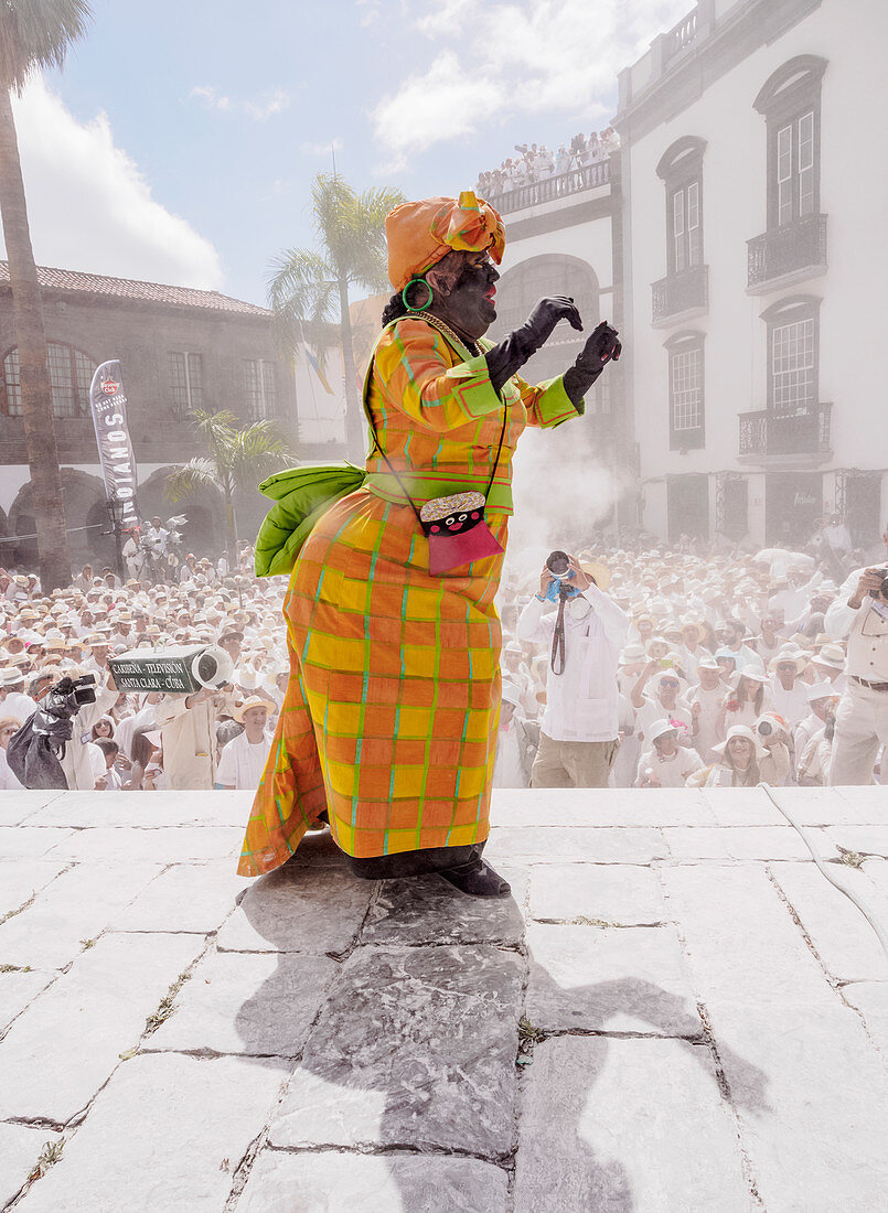La Negra Tomasa Tanz während der Karnevalsparty Los Indianos an der Plaza de Espana in Santa Cruz de La Palma, Kanarische Inseln, Spanien, Europa