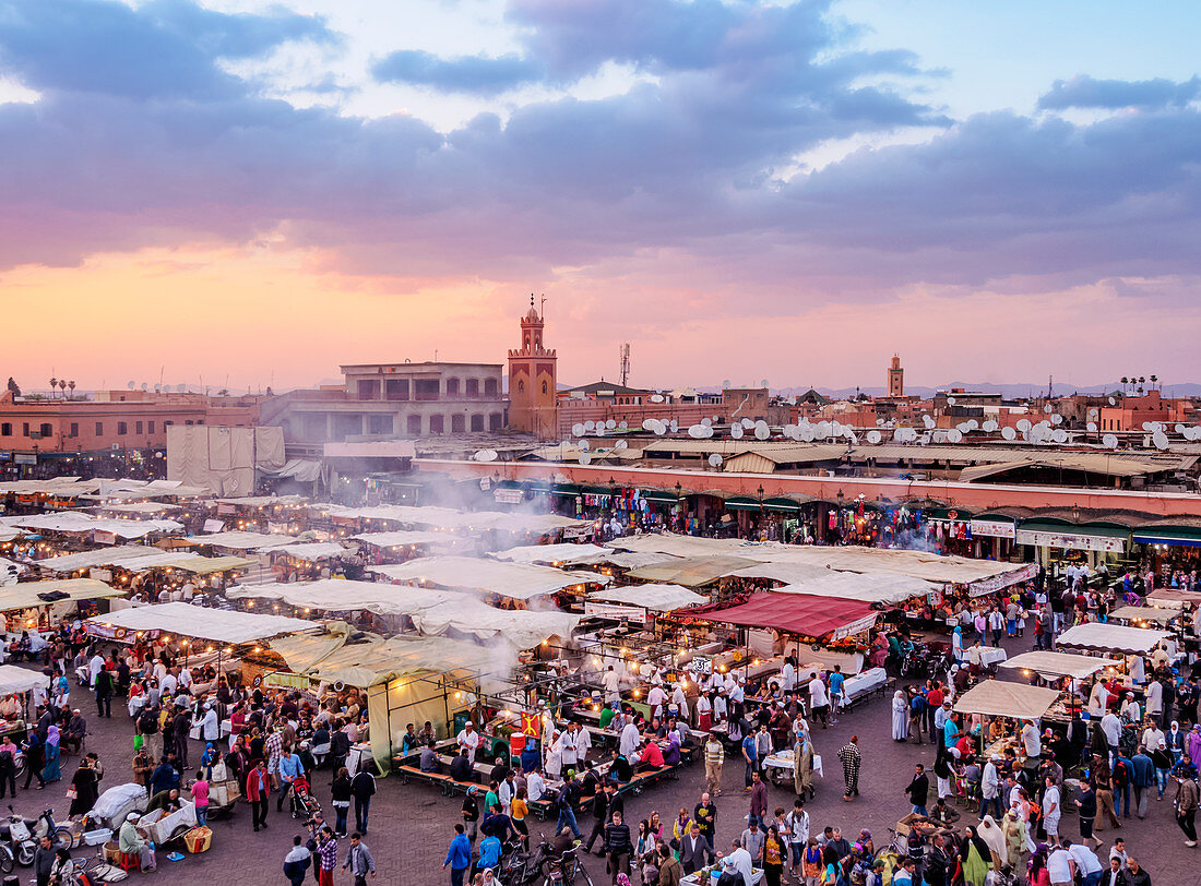 Jemaa el-Fnaa (Jemaa el-Fna) bei Sonnenuntergang, Platz und Markt in der alten Medina, UNESCO-Weltkulturerbe, Marrakesch, Region Marrakesch-Safi, Marokko, Nordafrika, Afrika