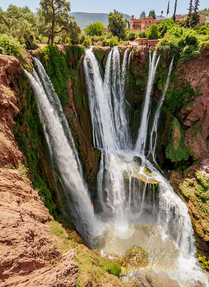 Ouzoud Falls in der Nähe des Dorfes Tanaghmeilt im mittleren Atlas, erhöhte Ansicht, Provinz Azilal, Region Beni Mellal-Khenifra, Marokko, Nordafrika, Afrika