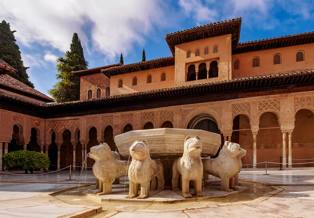 Der Hof der Löwen (Patio de los Leones) im Palast der Löwen, Alhambra, UNESCO-Weltkulturerbe, Granada, Andalusien, Spanien, Europa