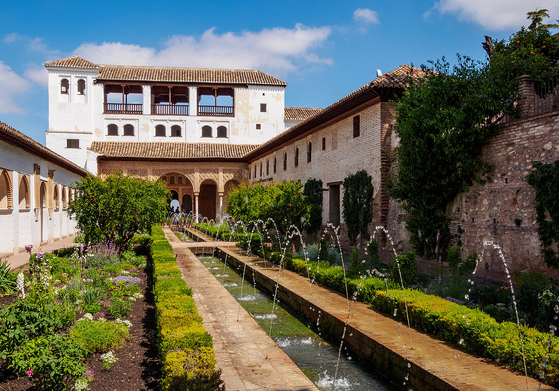 Der Patio de la Acequia (Innenhof des Kanals), Generalife-Palast, Alhambra, UNESCO-Weltkulturerbe, Granada, Andalusien, Spanien, Europa