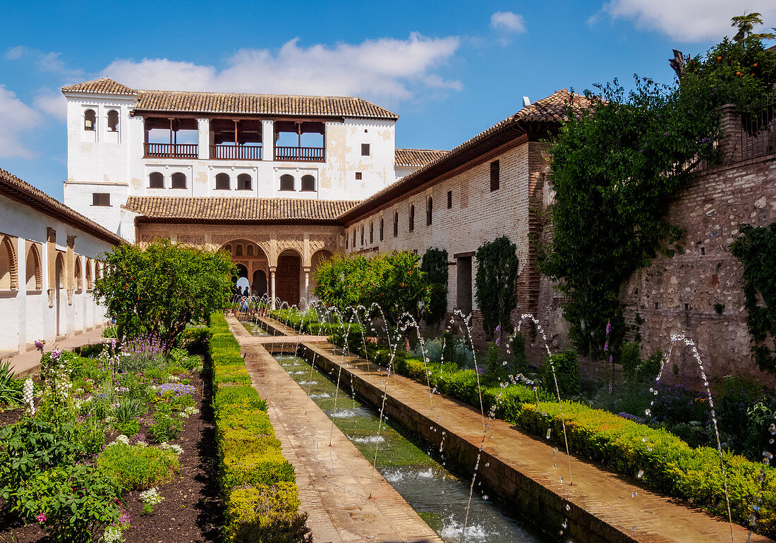 The Patio de la Acequia (Courtyard of the Canal), Generalife Palace, Alhambra, UNESCO World Heritage Site, Granada, Andalusia, Spain, Europe