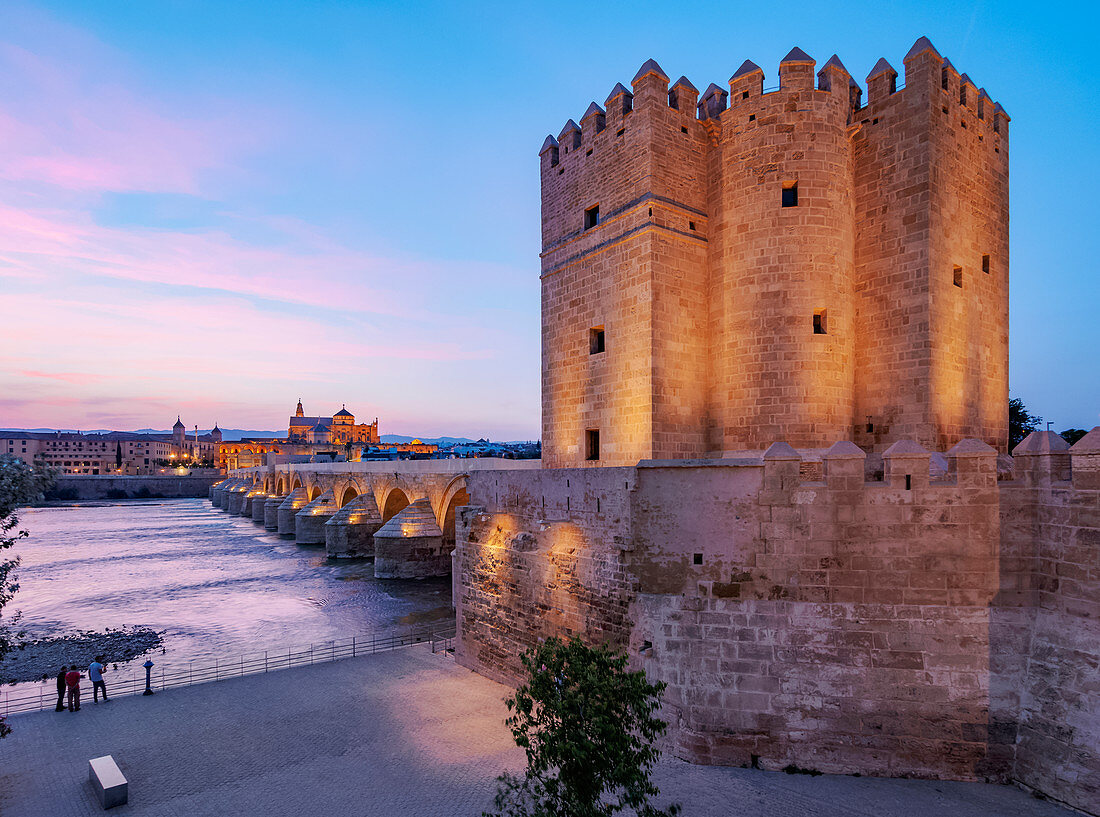 Torre de la Calahorra (Calahorra-Turm) auf der römischen Brücke in der Abenddämmerung, UNESCO-Weltkulturerbe, Cordoba, Andalusien, Spanien, Europa