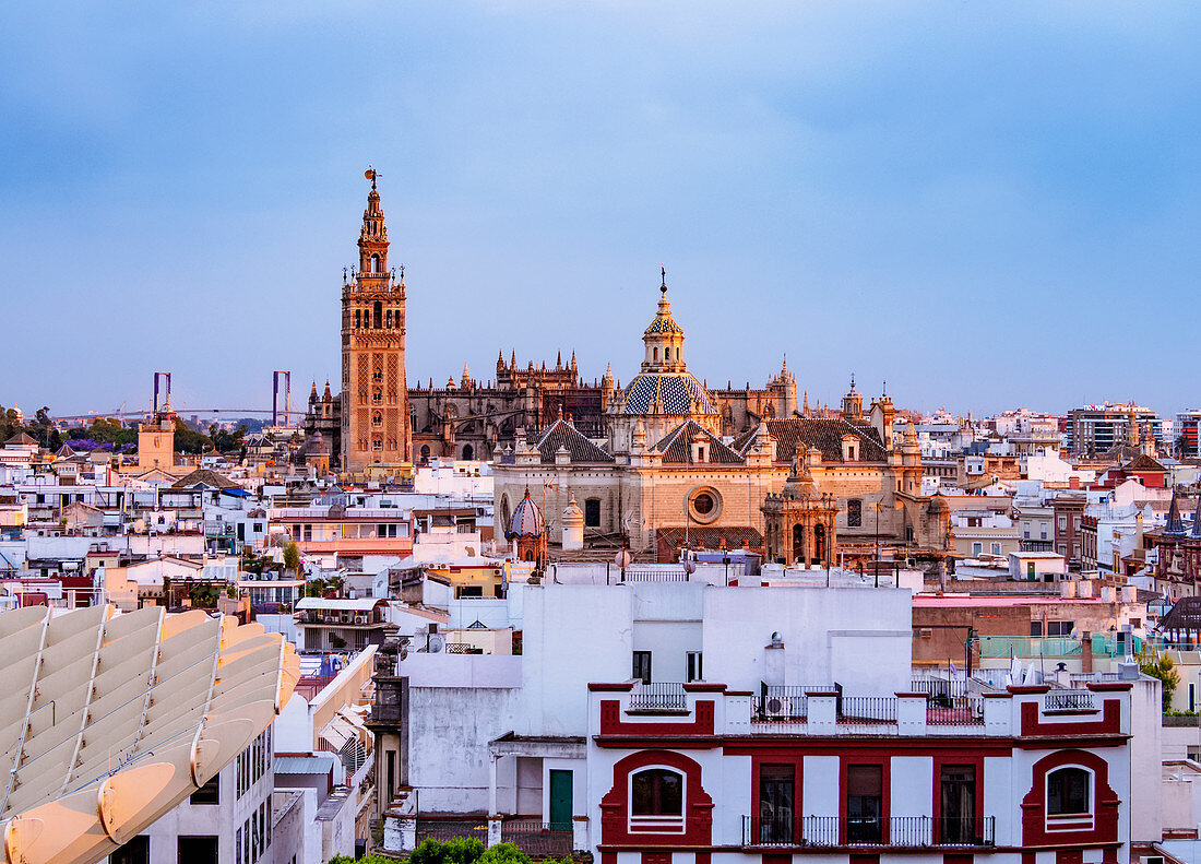 Blick vom Metropol Parasol auf die Kirche des göttlichen Erlösers und die Kathedrale bei Sonnenuntergang, Sevilla, Andalusien, Spanien, Europa