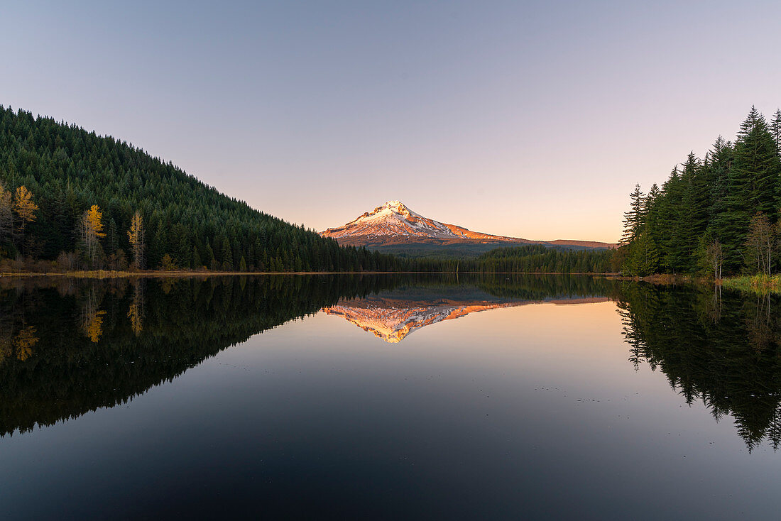 Mountt Hood spiegelte sich in Trillium Lake bei Sonnenuntergang, Regierungslager, Clackamas County, Oregon, Vereinigte Staaten von Amerika, Nordamerika