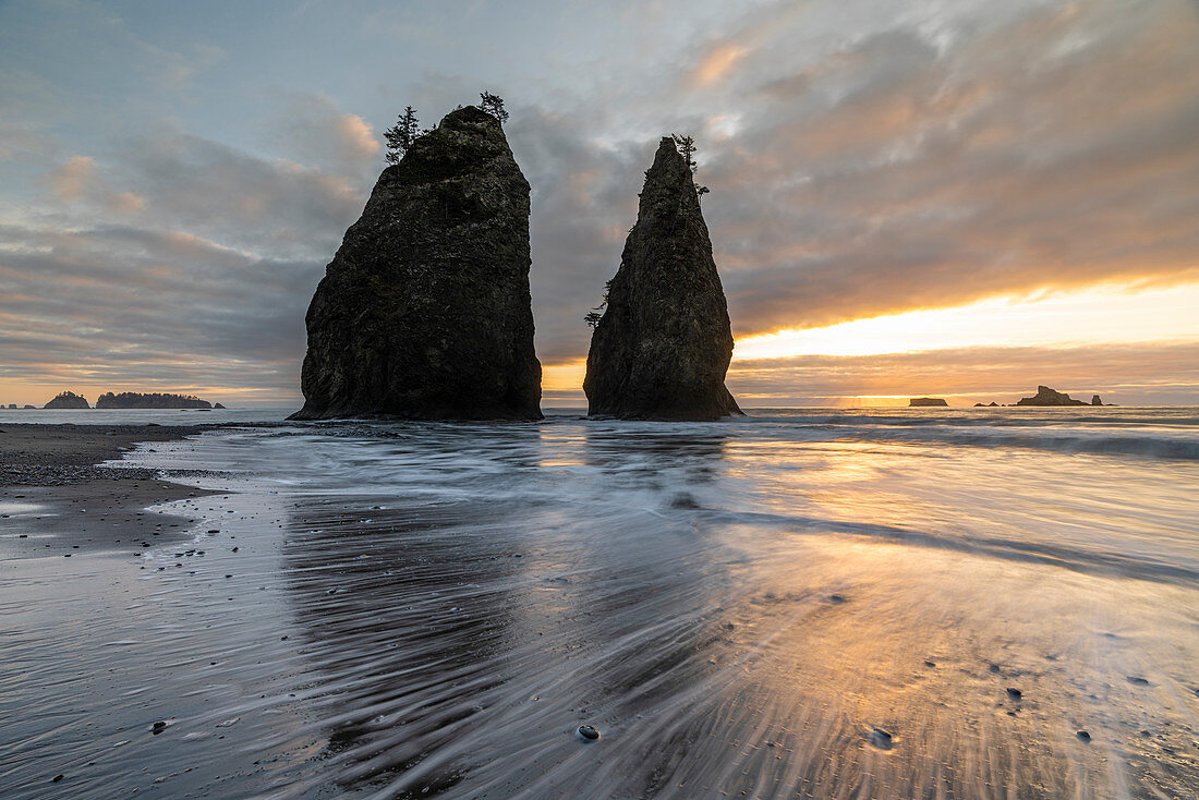 Sonnenuntergang am Rialto Beach, La Push, Grafschaft Clallam, Bundesstaat Washington, Vereinigte Staaten von Amerika, Nordamerika