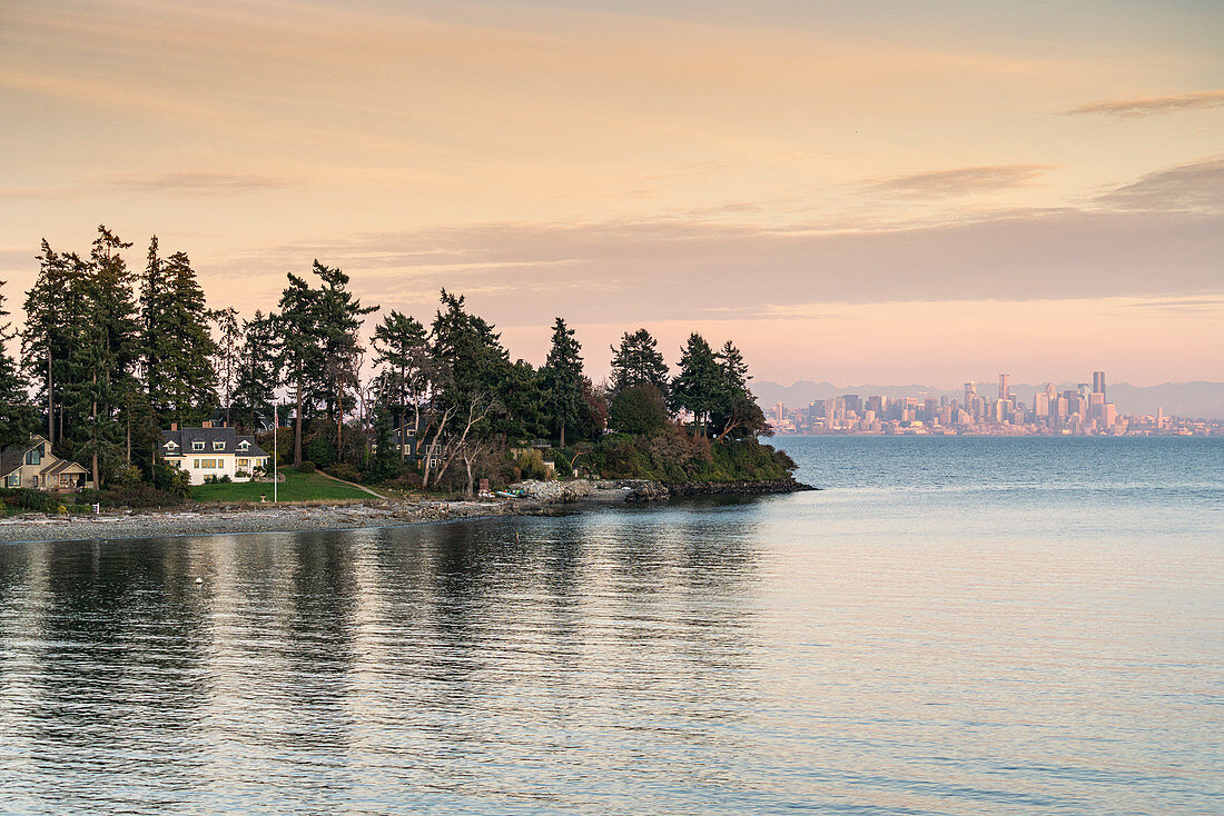 Bainbridge Island bei Sonnenuntergang, mit Seattle Stadtbild im Hintergrund, Seattle, Kitsap County, Bundesstaat Washington, Vereinigte Staaten von Amerika, Nordamerika