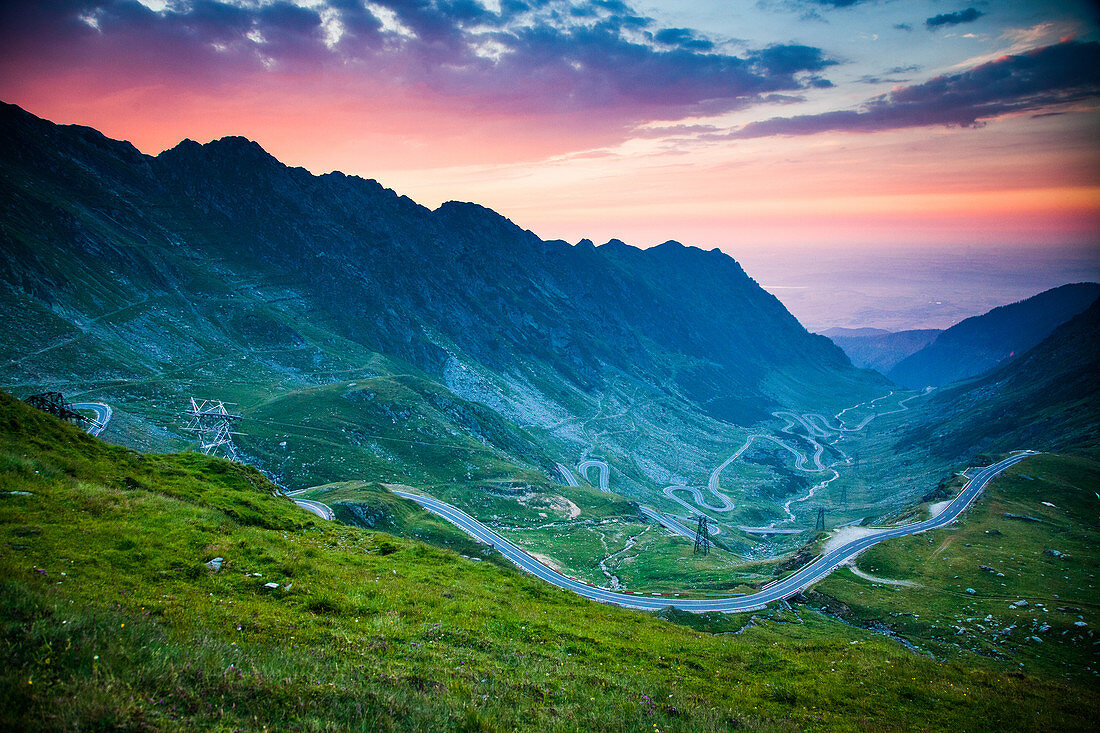 Der Transfagarasean (DN7C), eine asphaltierte Bergstraße, die Fagaras-Berge in Zentralrumänien, Cartisoara, Sibiu County, Rumänien, Europa kreuzt