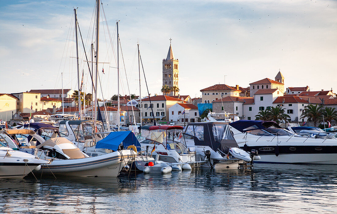 Übersicht über den Hafen der Stadt Rab, Kroatien, Europa