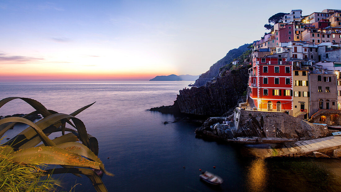 Malerisches Dorf von Riomaggiore in Cinque Terre, UNESCO-Weltkulturerbe, Provinz La Spezia, Region Ligurien, Italien, Europa