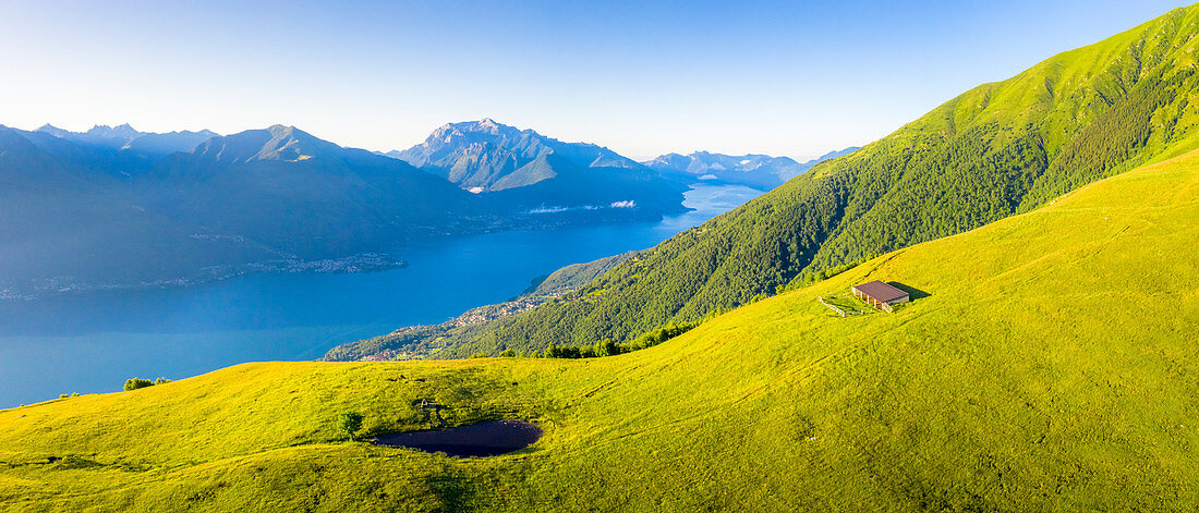 Luftaufnahme der hohen Weide über Comer See, Musso, Comer See, Lombardei, Italienische Seen, Italien, Europa