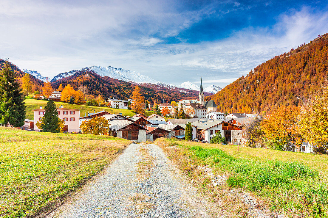 Traditionelles Schweizer Dorf namens Santa Maria im Val Mustair, Kanton Graubunden, Schweiz, Europa